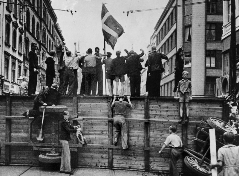 Баррикады, установленные во время всеобщей забастовки в Копенгагене. Июль 1944 г.