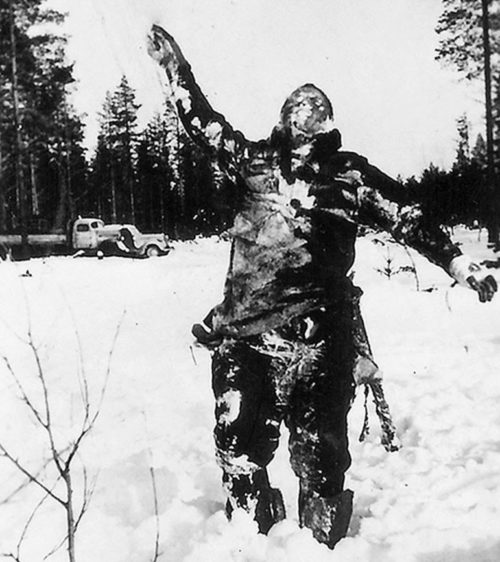 Мертвый замерзший красноармеец в вертикальном положении, как предупреждение Красной Армии. Декабрь 1939 г.