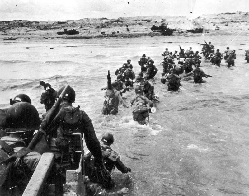 Высадка десанта под прикрытием плавающих танков на пляж «Юта». 6 июня 1944 г.