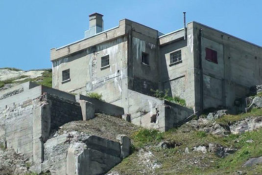 Наземная часть казармы крепости.