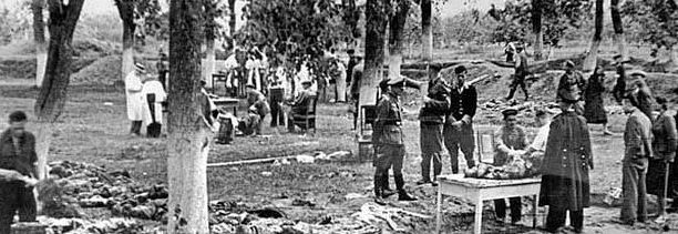 Эксгумация немцами жертв НКВД. 9 439 тел в 95 могилах было раскопано в мае-октябре 1943 г. Расстрелянных в 1937–1938 годах чекисты хоронили в Центральном парке города, Фруктовом саду на бывшей улице Подлесной и на кладбище недалеко от Хмельницкого шоссе.