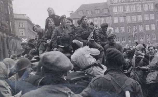 Британские десантники входят в Копенгаген. 4 мая 1945 г. 