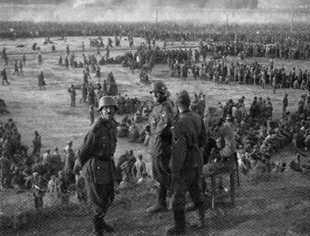 Сборный пункт советских военнопленных «Уманьская яма». Август 1941 г.