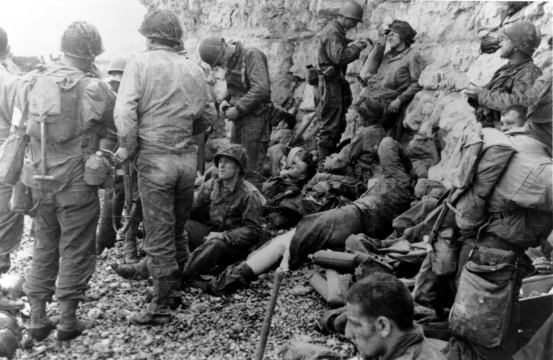 Медики оказывают помощь раненым американской 4-й пехотной дивизии на пляже Юта. 6 июня 1944 г.