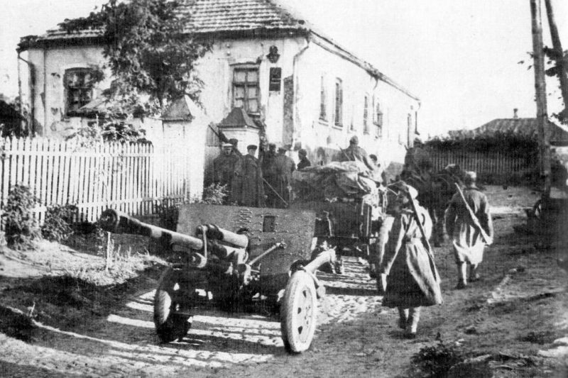 Красная Армия входит в город. 10 сентября 1943 года.