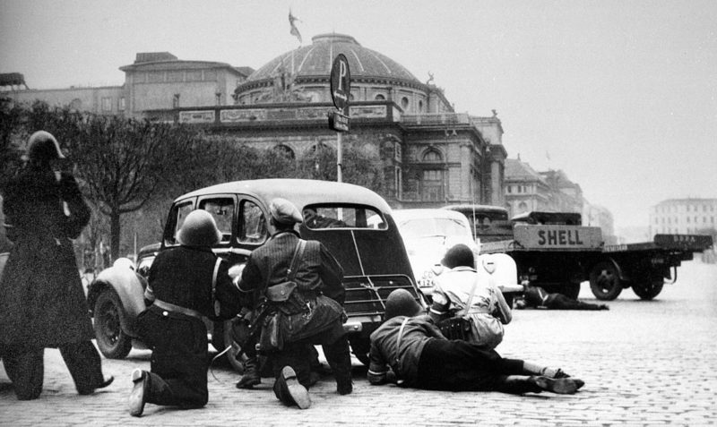Датские бойцы сопротивления в перестрелке с немецкими солдатами. Флахавен. Май 1945 г.