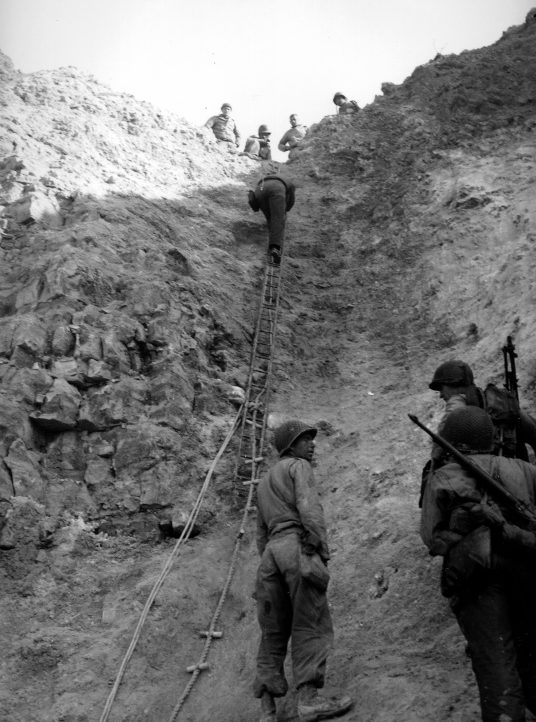 Американские рейнджеры поднимаются по веревочной лестнице на мысе Пуант-дю-Хок. 8 июня 1944 г. 