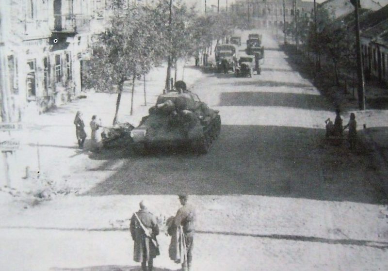 Красная Армия входит в город. 10 сентября 1943 года.