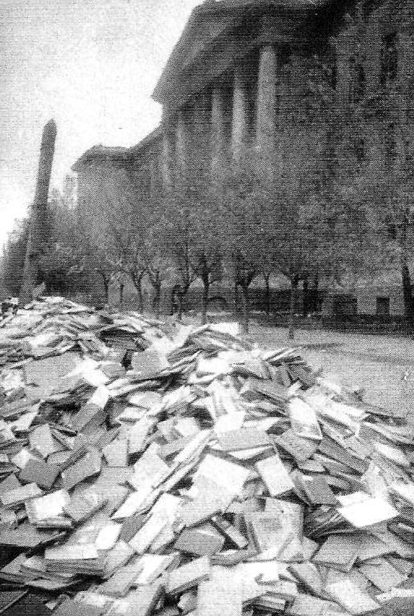 Книги из библиотеки Горного университета, выброшенные немцами при отступлении. Октябрь 1943 г.