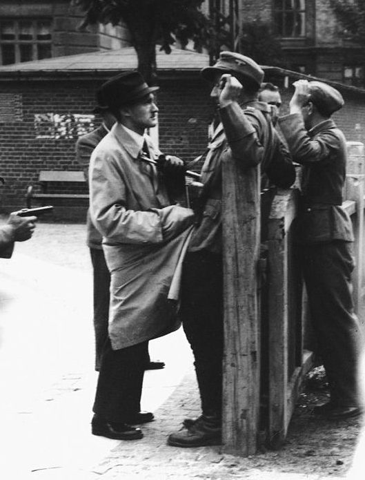 Немецкие солдаты задержаны бойцами сопротивления и разоружены в Копенгагене. 1945 г. 