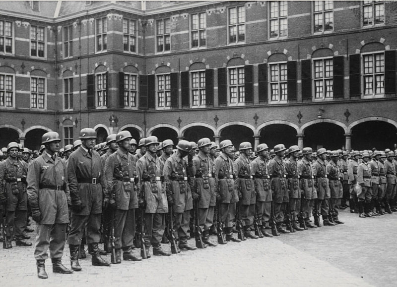 Немецкие десантники в Гааге после оккупации города. Май 1940 г.