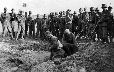 Красноармейцы роют себе могилу. Август 1941 г.