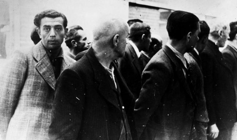 Эмигрировавшие немецкие евреи, арестованные в Амстердаме. Июнь 1940 г. 