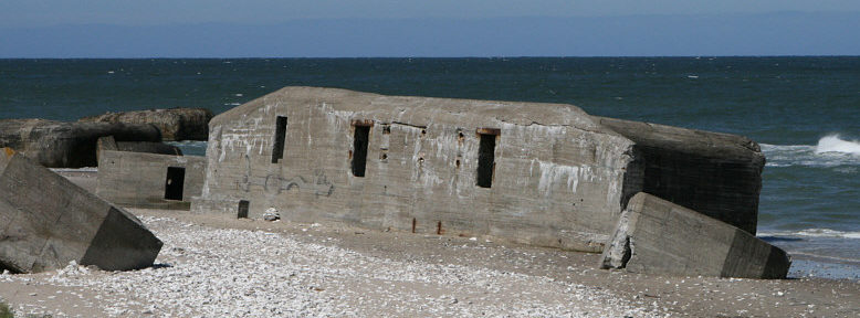 Остатки бункеров на побережье.