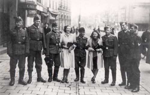 Голландские женщины с немцами. Сентябрь 1940 г. 