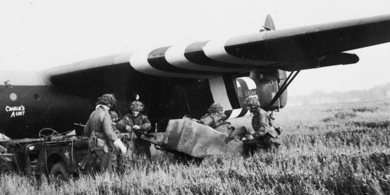 Разгрузка планеров 6-й воздушно-десантной бригады. 6 июня 1944 г.