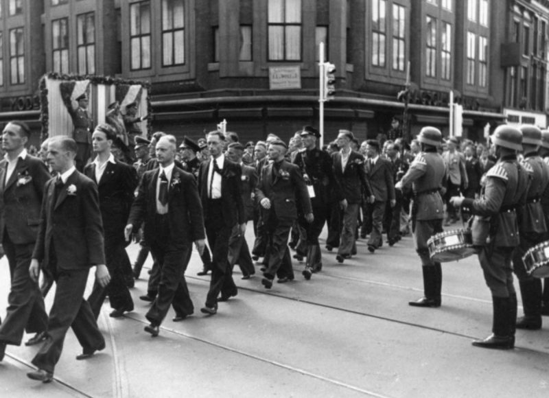 Голландские рекруты-добровольцы СС на улице Гааги. Август 1941 г. 