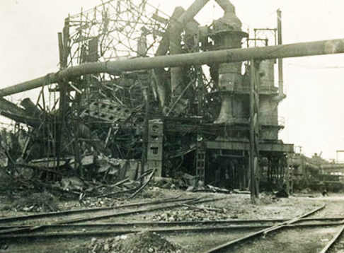 Разрушенная домна завода имени Ильича. Сентябрь 1943 г.