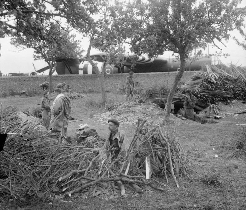 Десантники окапываются после приземления. 6 июня 1944 г.