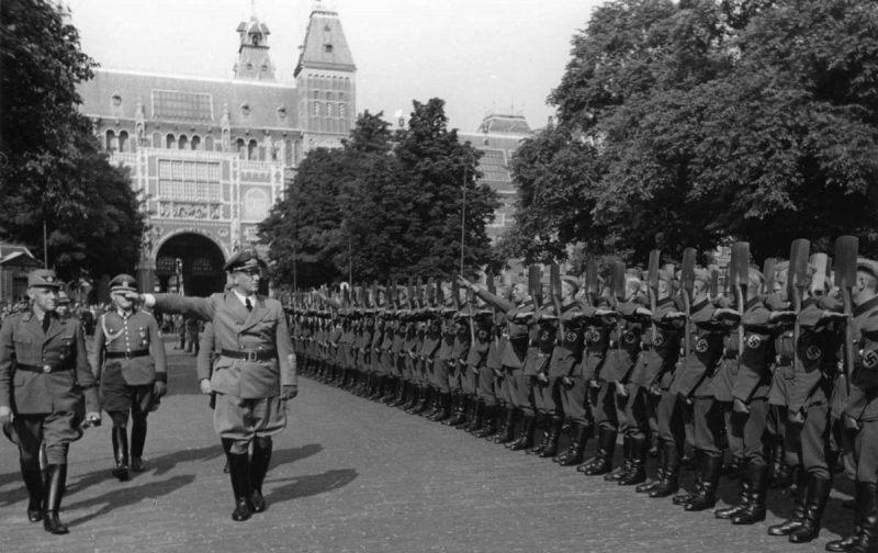 Голландские добровольцы Имперской трудовой службы в Амстердаме. 1941 г. 