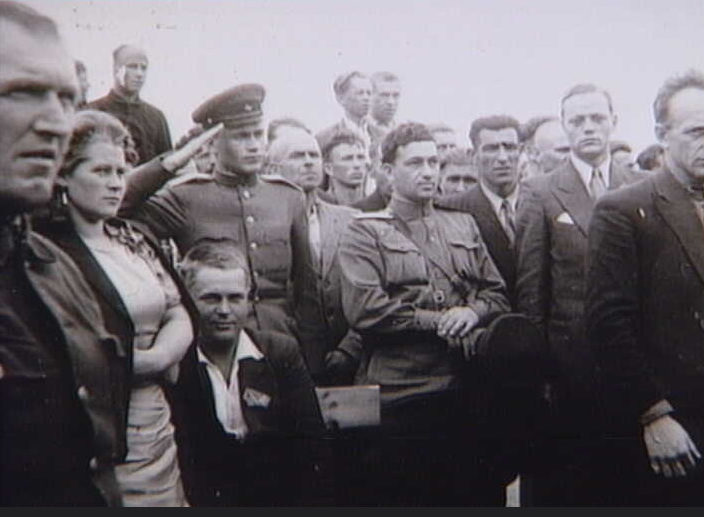 Советские солдаты в Холбеке после освобождения. 5 мая 1945 г. 