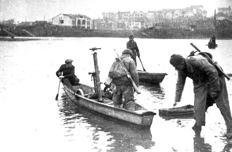 Миномётчики при содействии местных жителей переправляются через Буг в центре города. Март 1944 г.