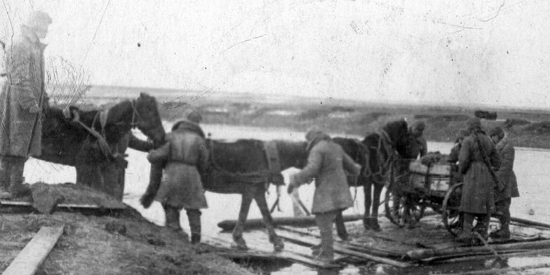 Красноармейцы переправляются через Буг. Март 1944 г.