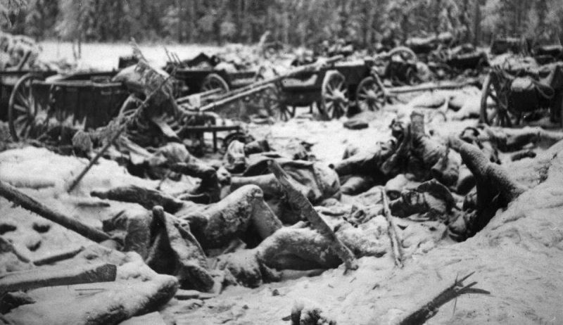 Разбитый советский обоз в районе финской деревни Суомуссалми. Январь 1940 г.