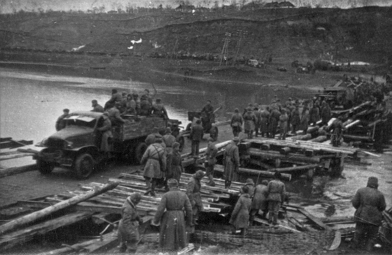 Форсирование Южного Буга в районе Старогородского моста. Март 1944 г.