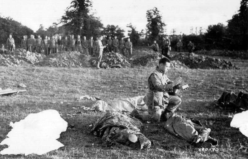 Похороны погибших десантников. 6 июня 1944 г.