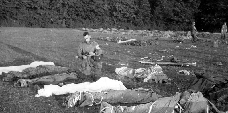 Похороны погибших десантников. 6 июня 1944 г.