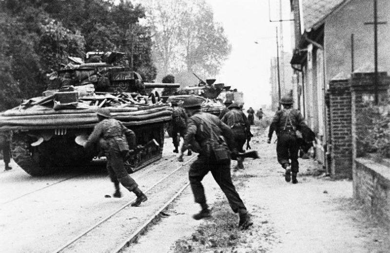 Британский спецназ ведёт уличные бои в городе Уистреам. Плацдарм «Сорд». 6 июня 1944 г.