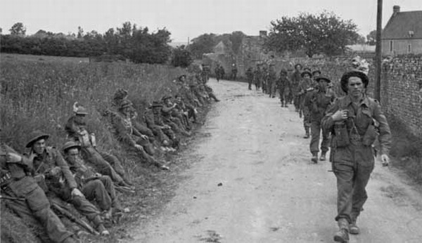 Британские солдаты на марше во Франции. 50-я дивизия Великобритании. 6 июня 1944 г.