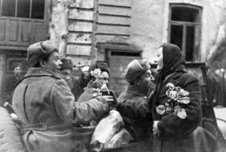 Горожане встречают освободителей. 2 марта 1944 г.