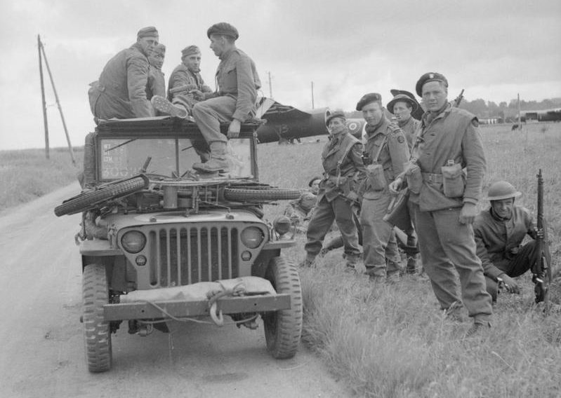 Коммандос 1-й бригады с захваченными немцами в джипе около Ранвилла. Вечер 6 июня 1944 г.