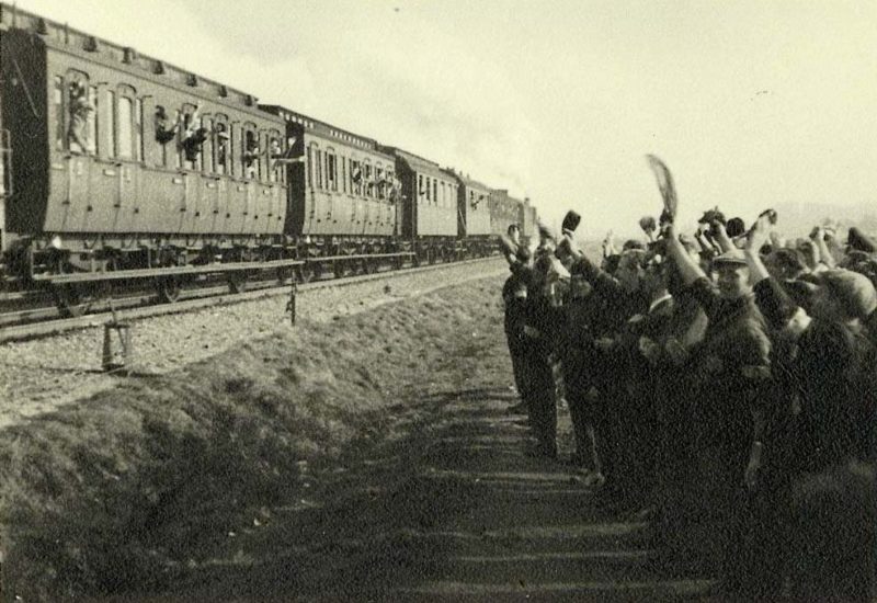 Евреи Вестерборка провожают депортированных в Освенцим. 1943 г.