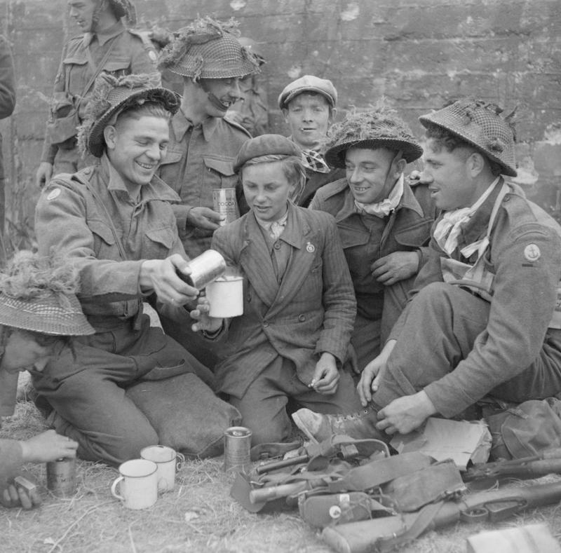 Британские коммандос с местным населением в деревне Вер-сюр-Мер. 6 июня 1944 г. 