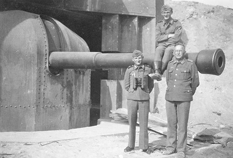 Казематы с 164-мм орудием во время войны и сегодня. 