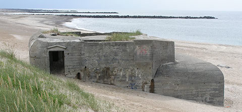 Противотанковая стена на берегу. 