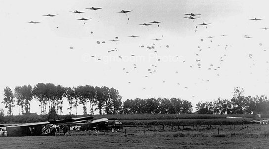 Парашютисты 101-й воздушно-десантной дивизии союзников приземляются в Нидерландах. Сентябрь 1944 г. 