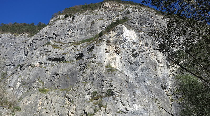 Общий вид крепости, вырубленной в скале. 