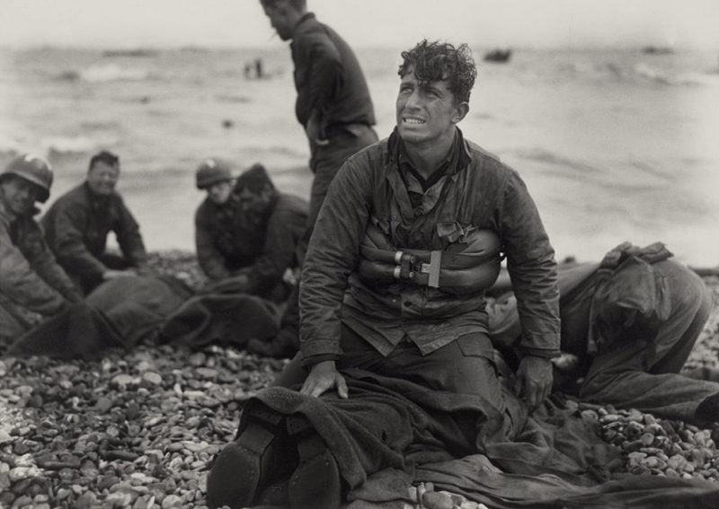 Американцы собирают убитых во время высадки десанта. 6 июня 1944 г.