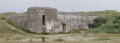 Противотанковая стена на берегу. 