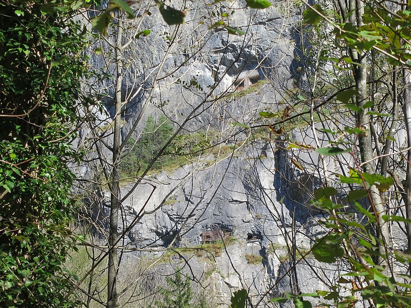 Общий вид крепости, вырубленной в скале. 