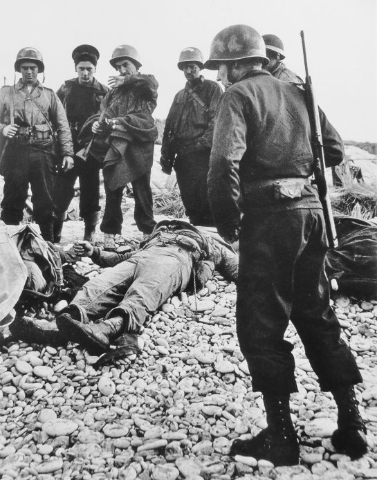Американцы собирают убитых во время высадки десанта. 6 июня 1944 г.