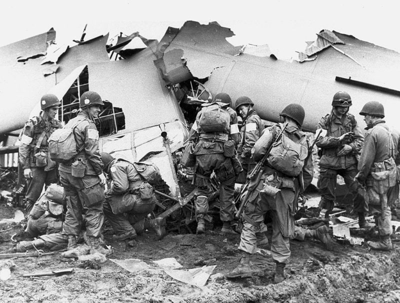 Десантники у разбитого планера. Сентябрь 1944 г.