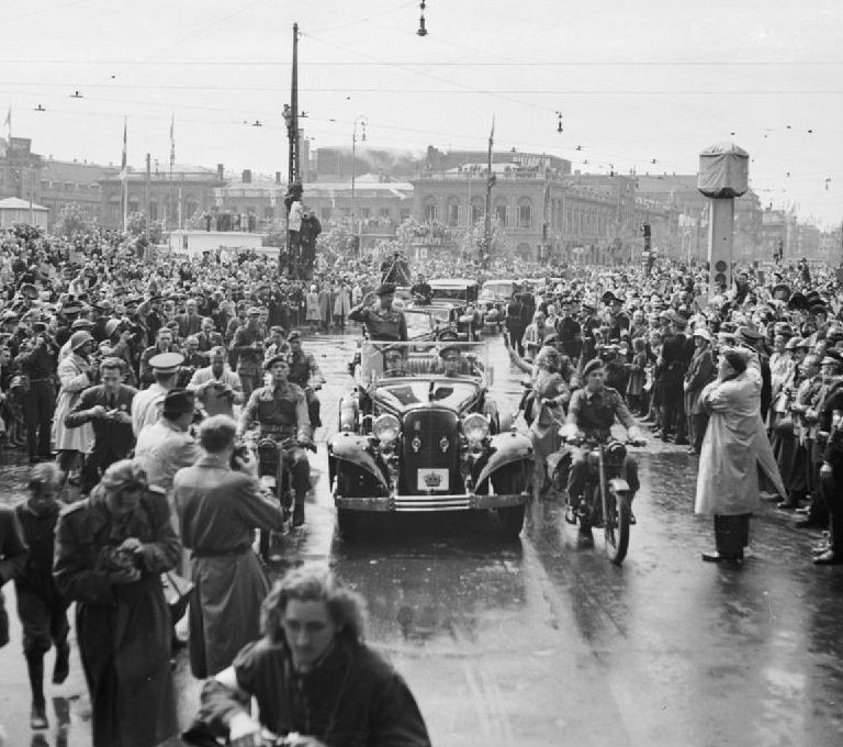 Горожане приветствуют фельдмаршала Бернарда Монтгомери в Копенгагене. Май 1945 г.