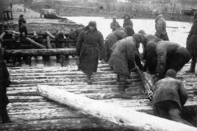 Постройка временного моста через Южный Буг. Март 1944 г.