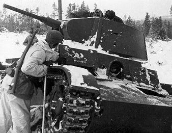 Шведские добровольцы возле уничтоженного советского танка. Январь 1940 г.
