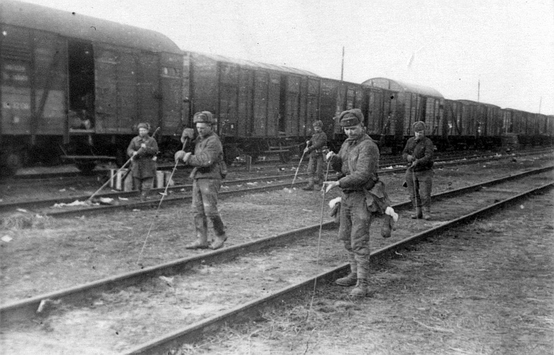 Разминирование железнодорожного полотна в Виннице. Март 1944 г.